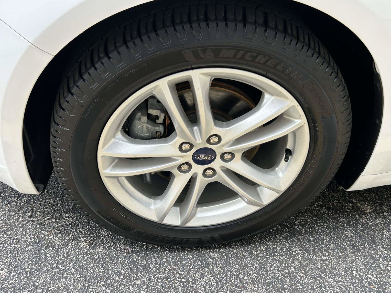 Used 2018 Ford Fusion SE w/ Fusion SE Technology Package FWD image 5