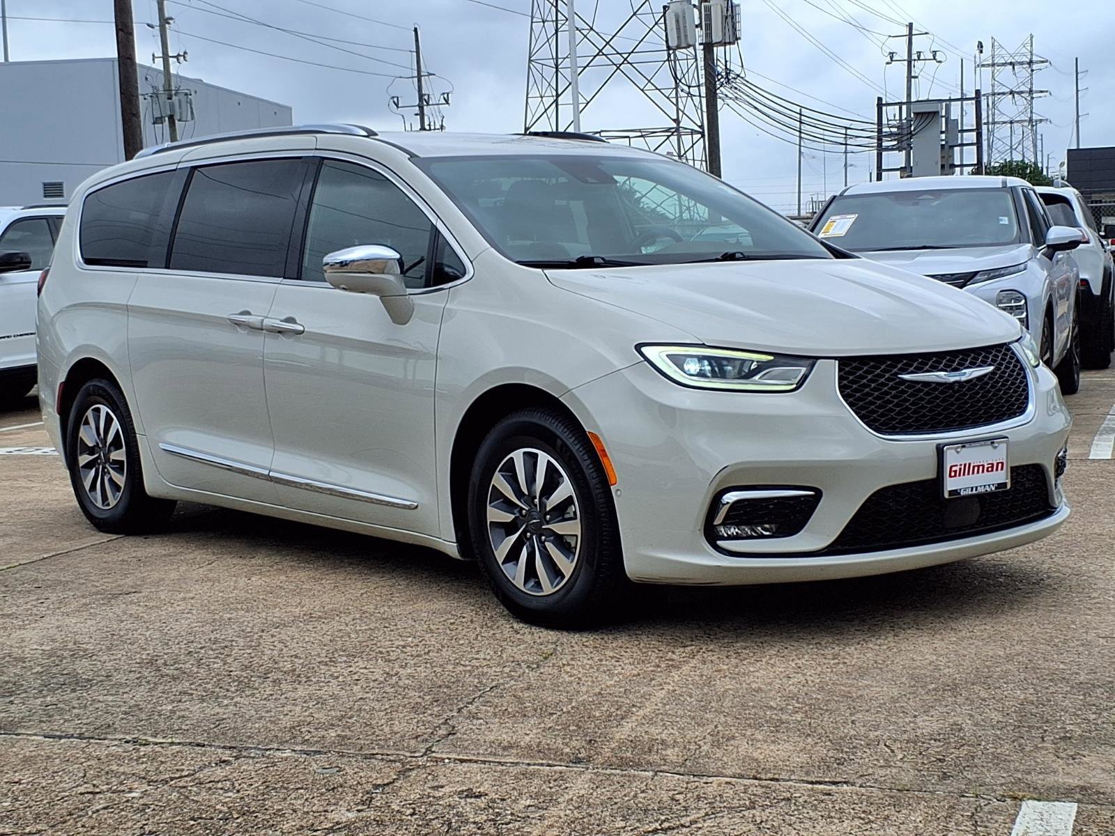 Used 2021 Chrysler Pacifica Limited w/ Uconnect Theater Family Group FWD image 2