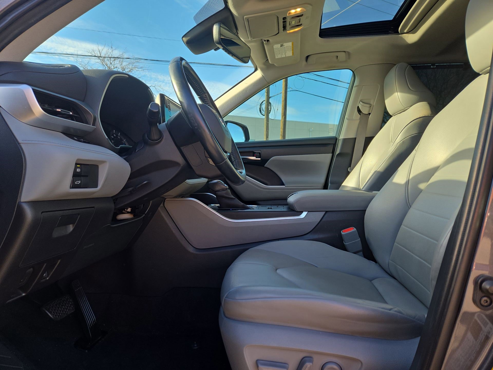 Used 2020 Toyota Highlander XLE image 16