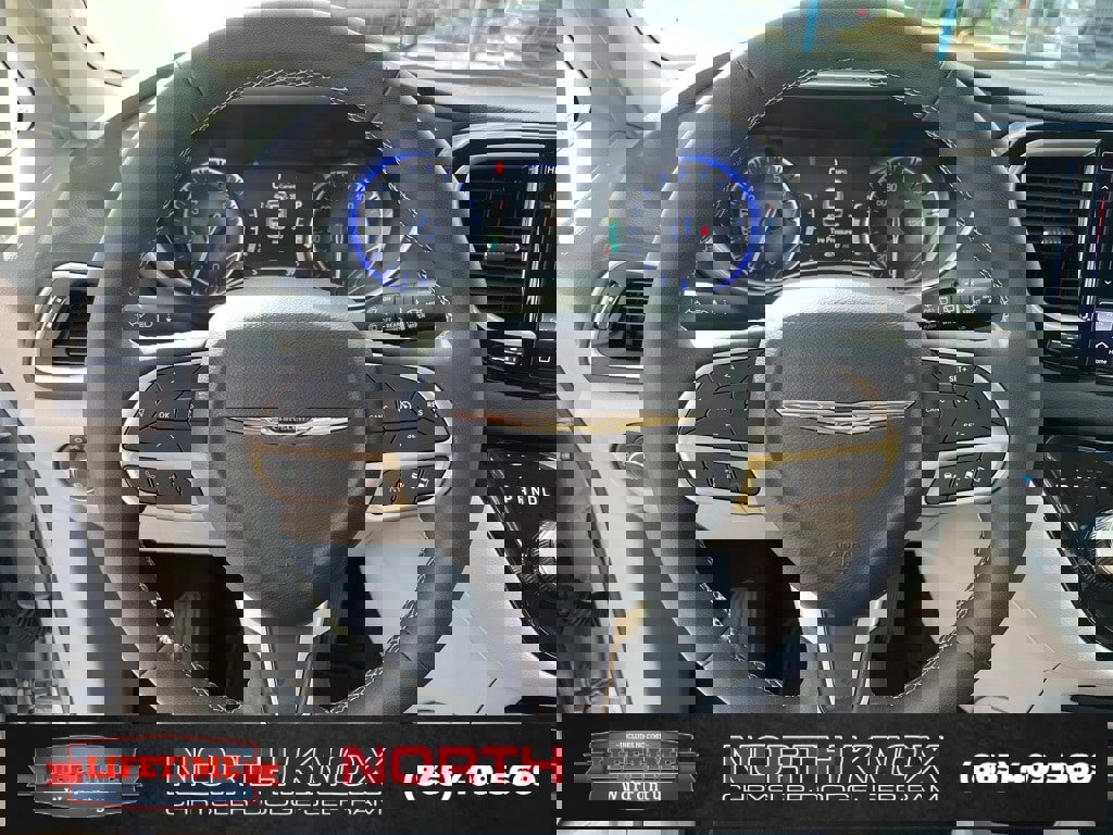 Used 2024 Chrysler Pacifica Touring-L image 8