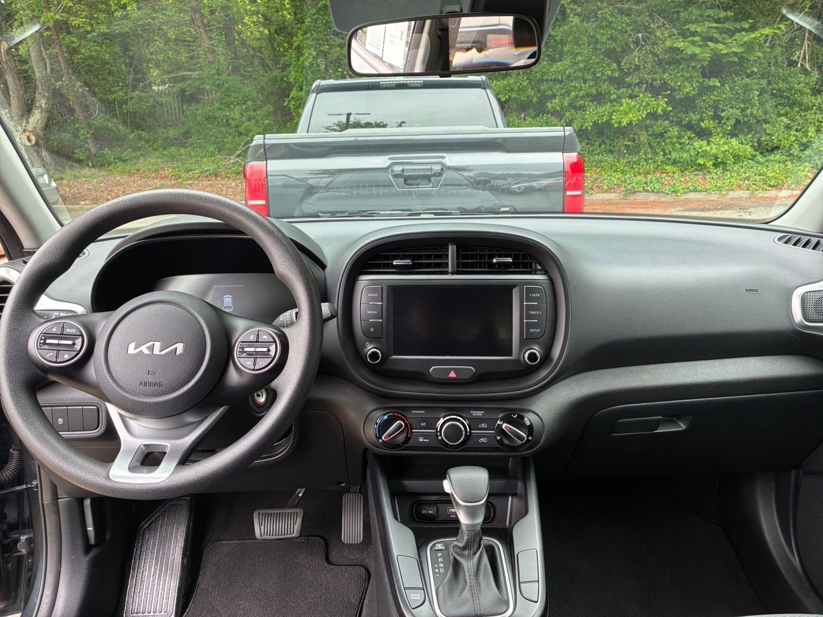 Used 2025 Kia Soul LX w/ LX Technology Package FWD image 33