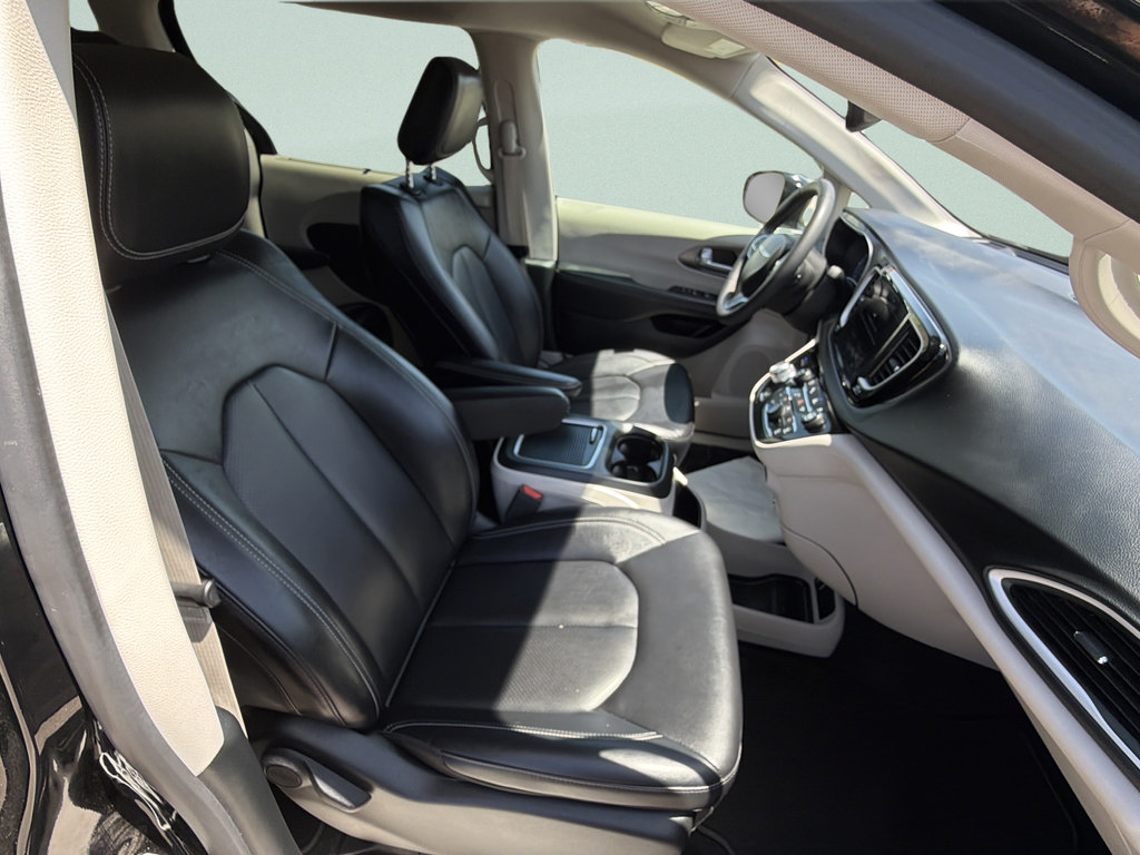 Used 2024 Chrysler Pacifica Touring-L FWD image 23