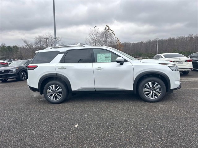 New 2025 Nissan Pathfinder SL image 3