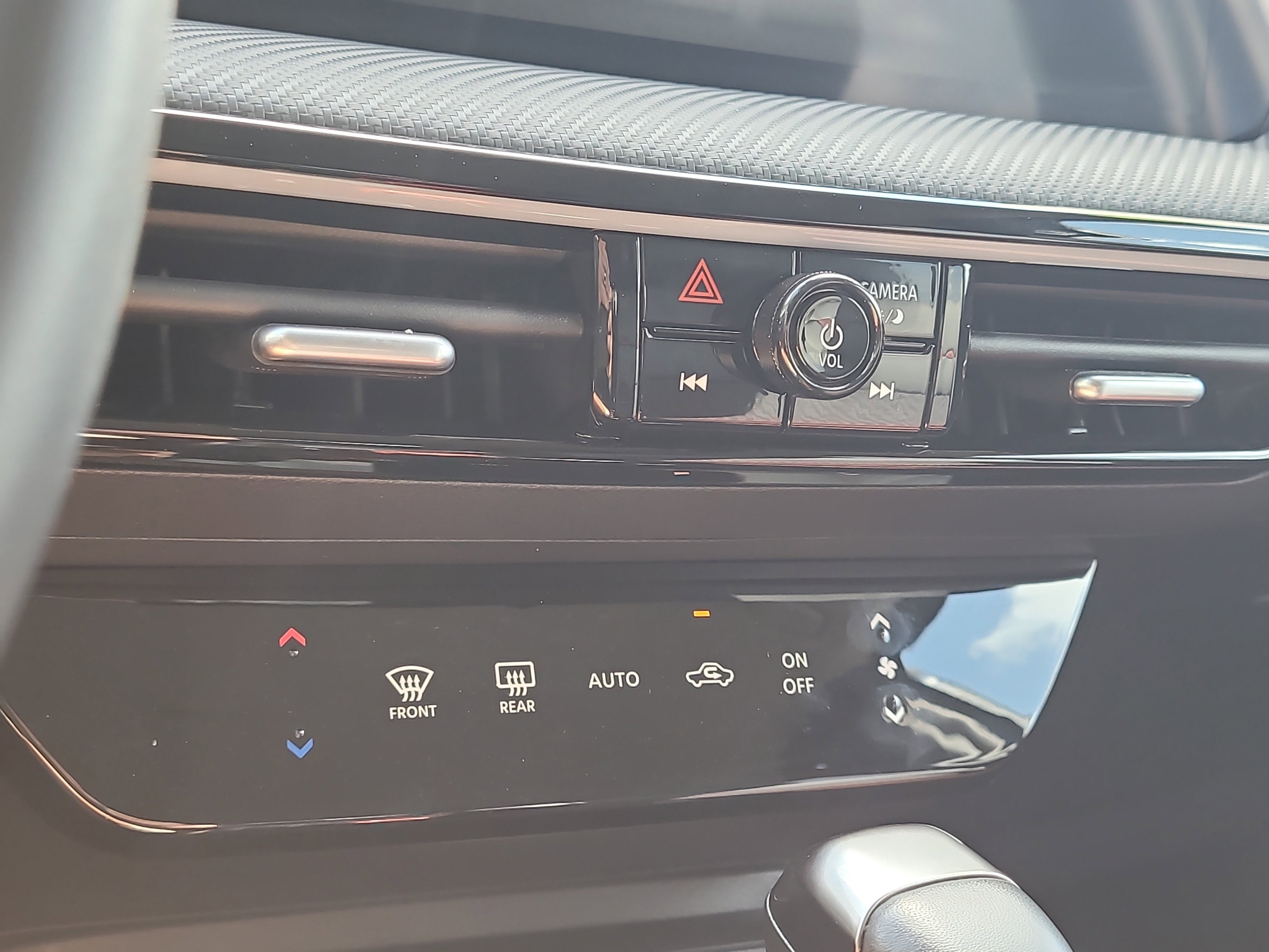 Used 2025 Nissan Kicks SR FWD image 25