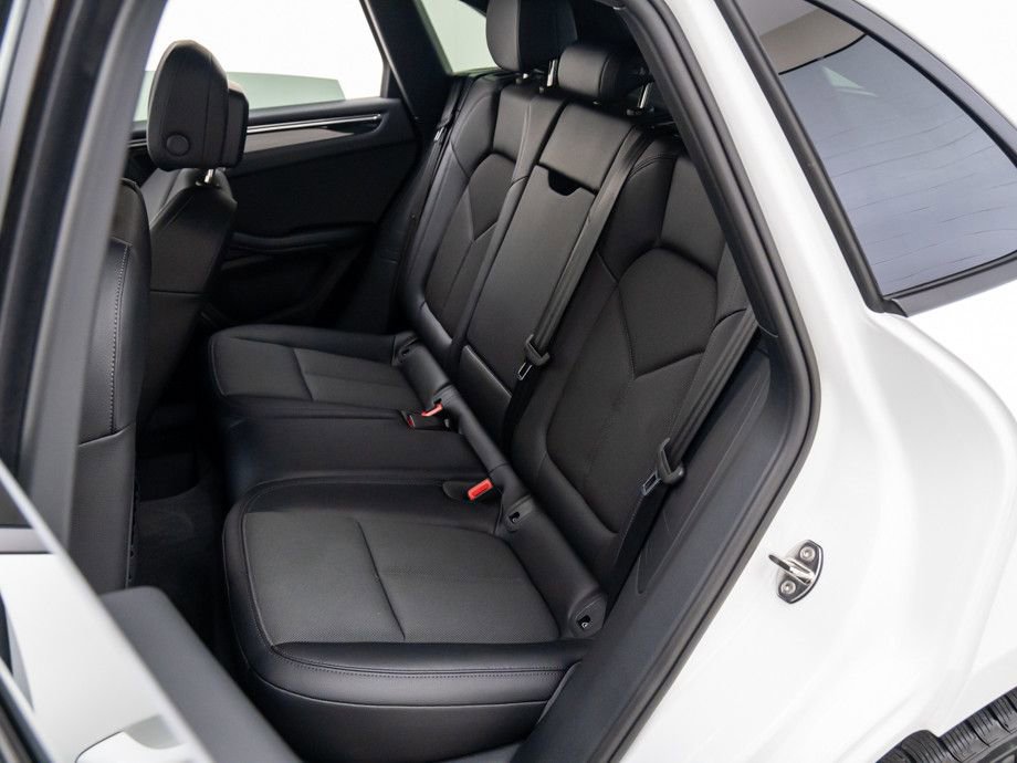 Certified 2025 Porsche Macan image 18