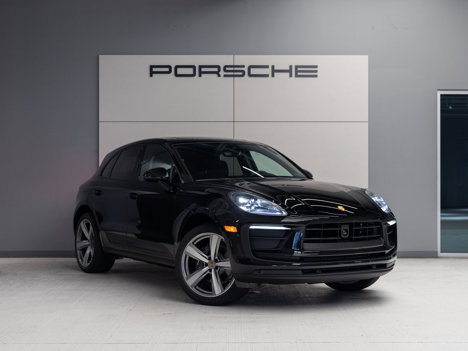 Used 2025 Porsche Macan image 9