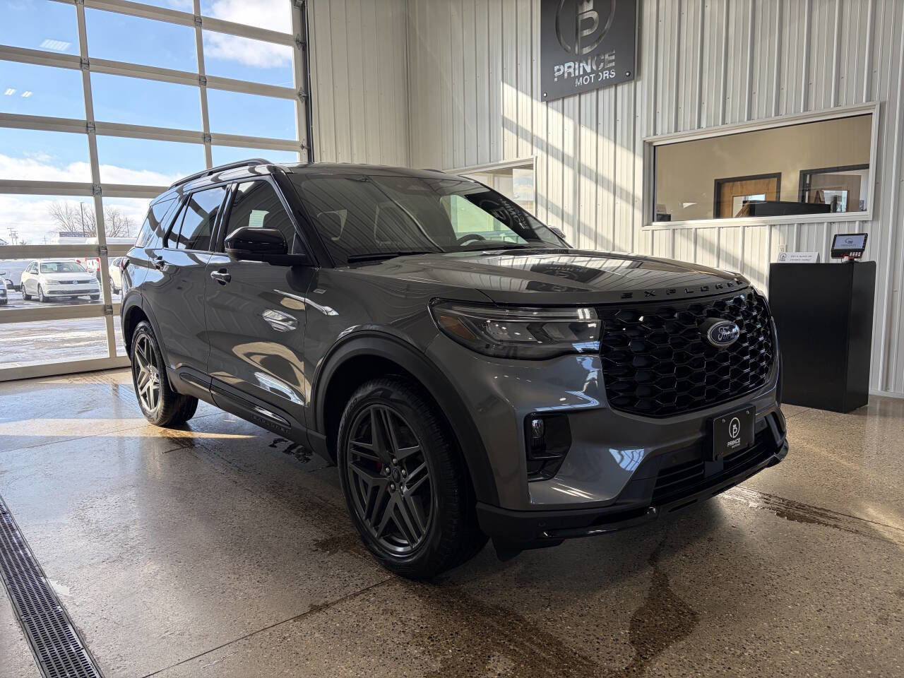 Used 2025 Ford Explorer ST-Line w/ ST-Line Street Pack image 7