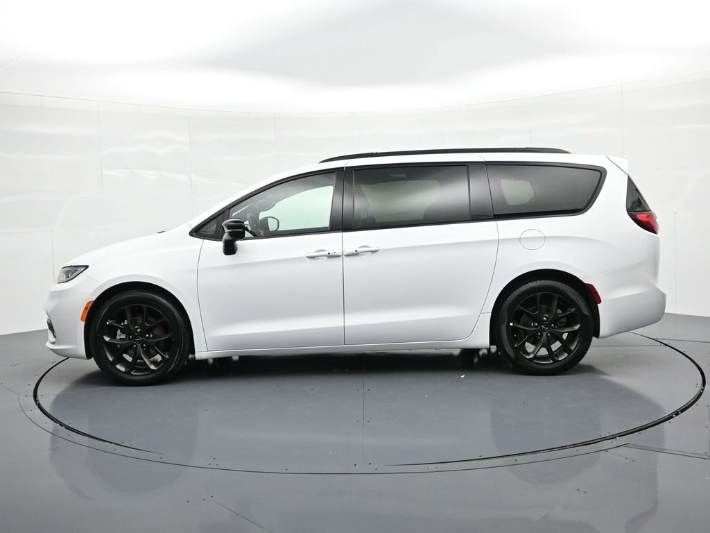 Used 2025 Chrysler Pacifica Limited image 9