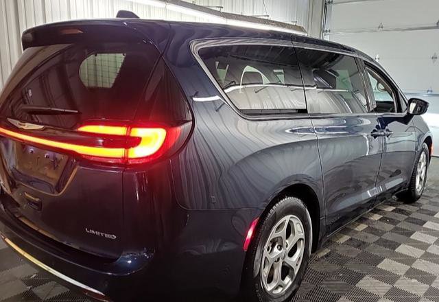Used 2024 Chrysler Pacifica Limited FWD image 5