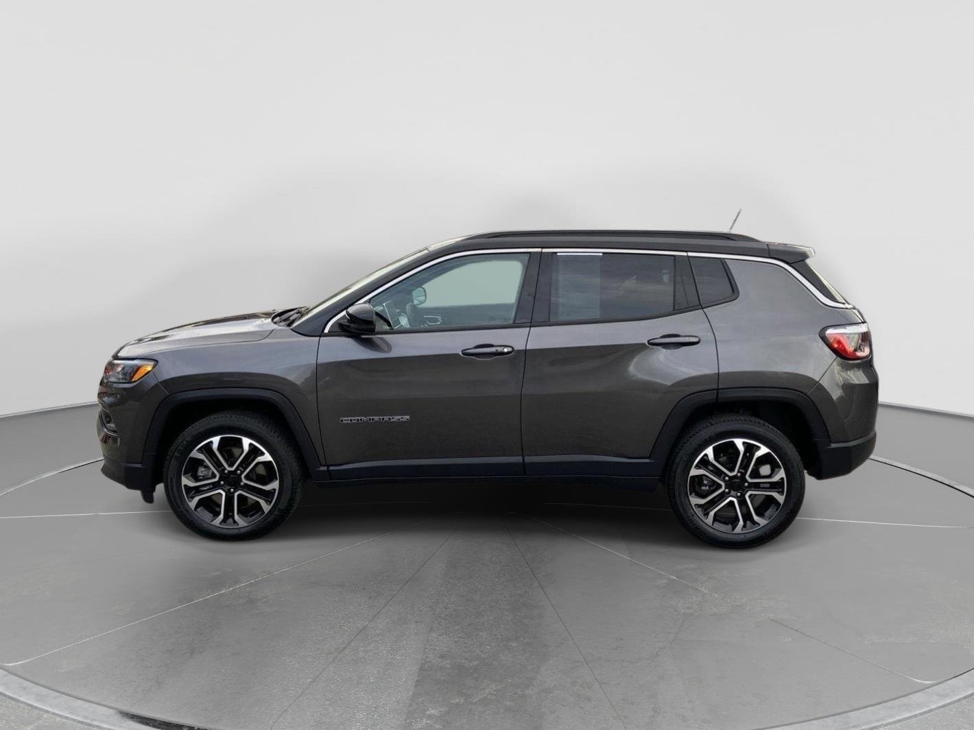Used 2023 Jeep Compass Limited AWD/4WD image 2