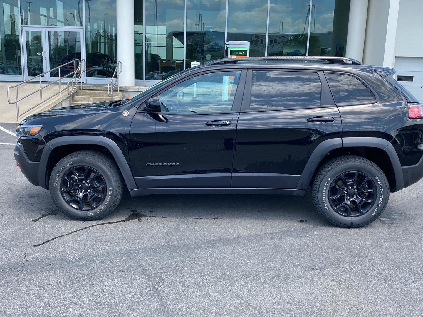 Used 2022 Jeep Cherokee Trailhawk w/ Trailer Tow Group AWD/4WD image 4