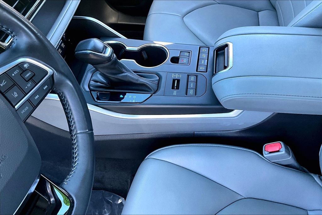 Used 2021 Toyota Highlander XLE image 17