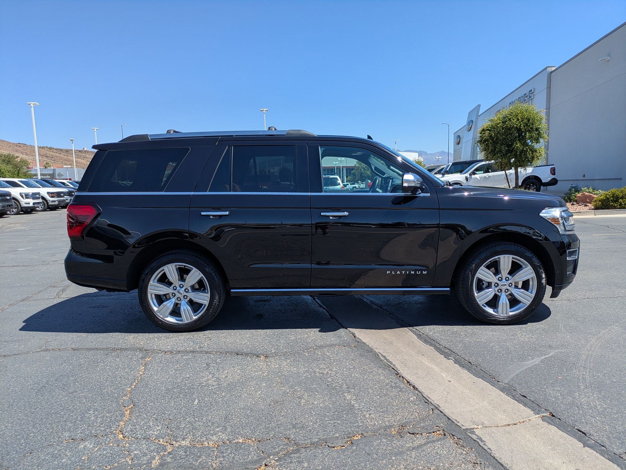 Used 2024 Ford Expedition Platinum AWD/4WD image 3