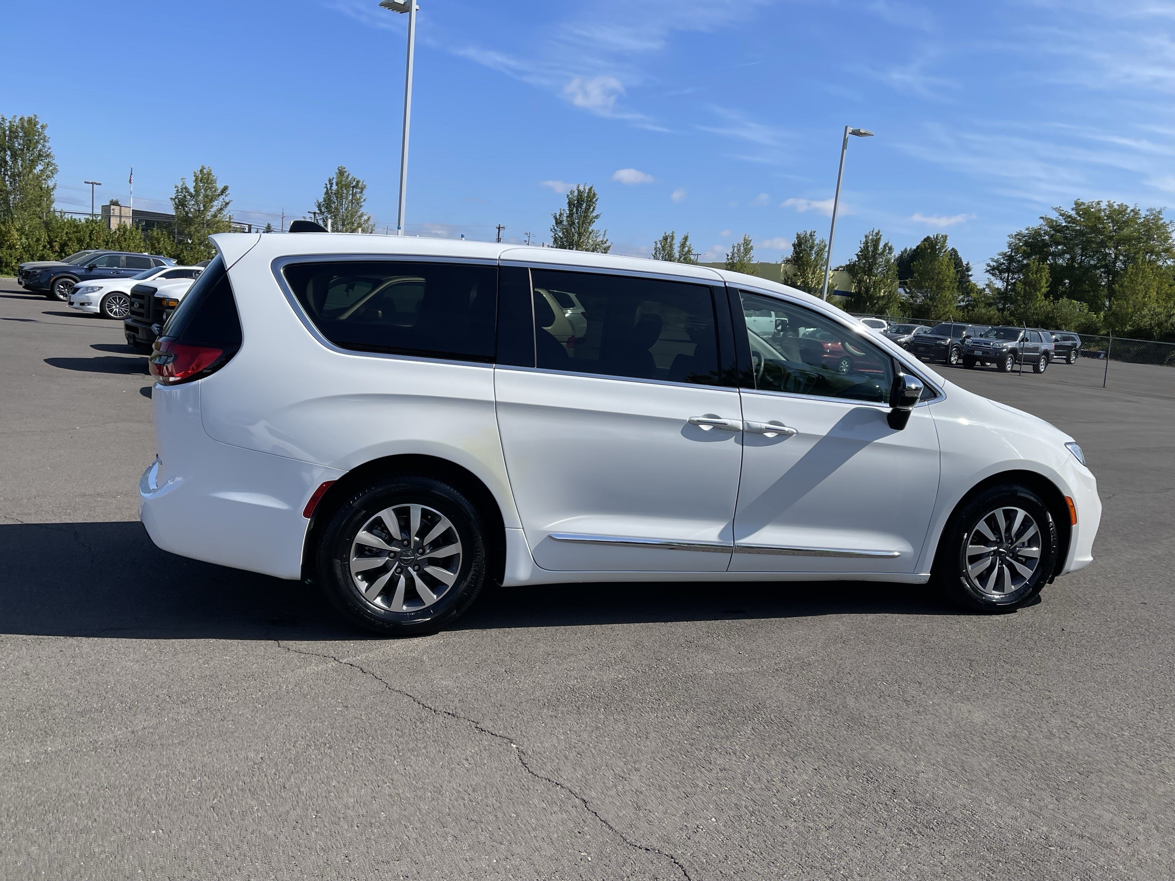 Used 2023 Chrysler Pacifica Limited FWD image 6