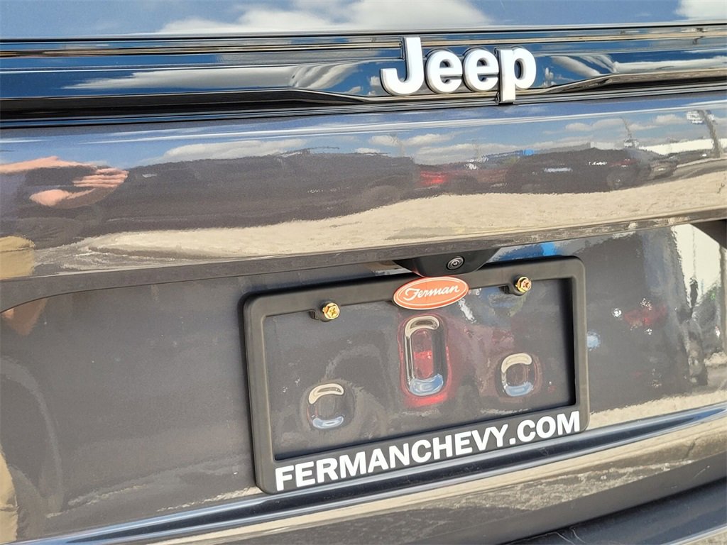 Used 2025 Jeep Grand Cherokee Laredo X w/ Luxury Tech Group I image 12