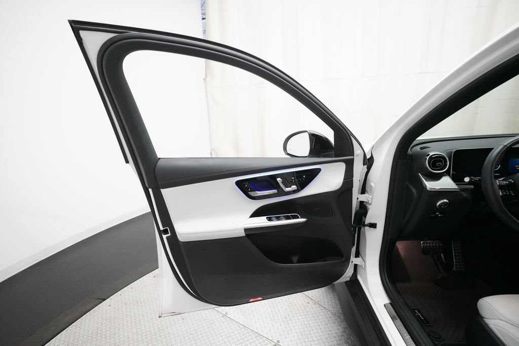 Used 2025 Mercedes-Benz GLC 300 4MATIC image 28