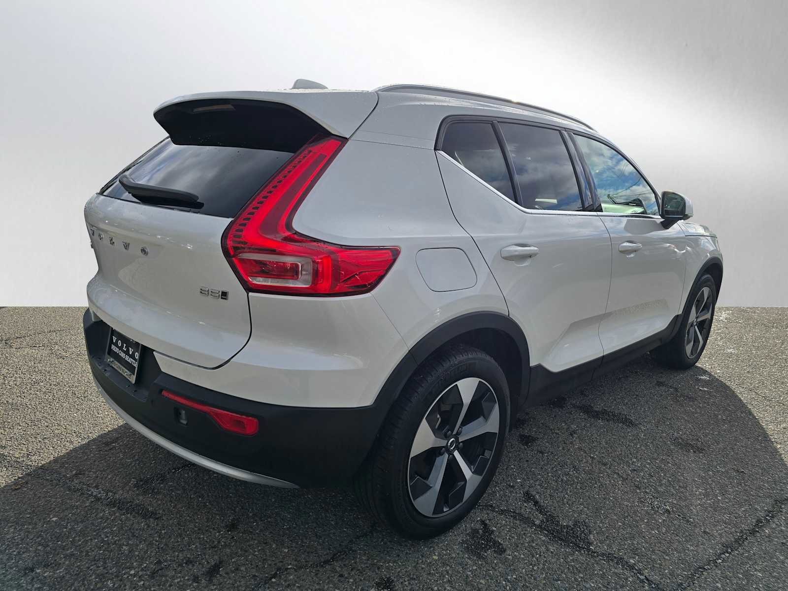Certified 2025 Volvo XC40 B5 Core w/ Protection Package Premier image 3