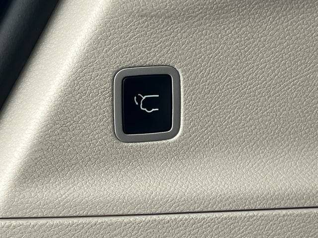 Used 2024 Chrysler Pacifica Touring-L FWD image 38