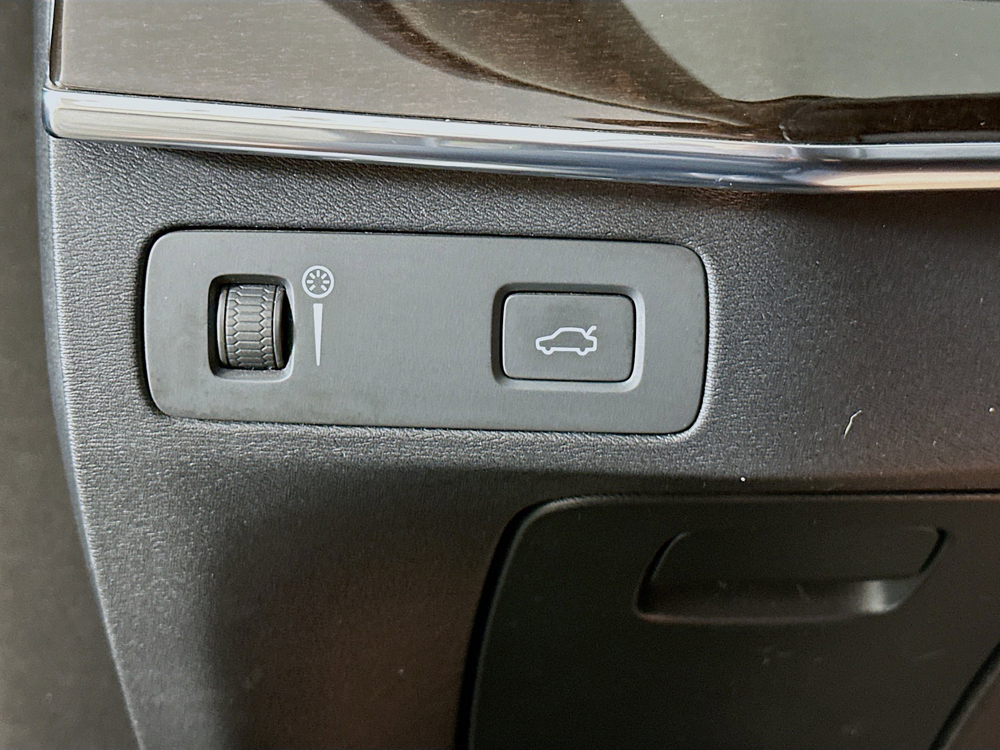 Used 2016 Volvo XC90 T6 Momentum w/ Momentum Plus Package image 17