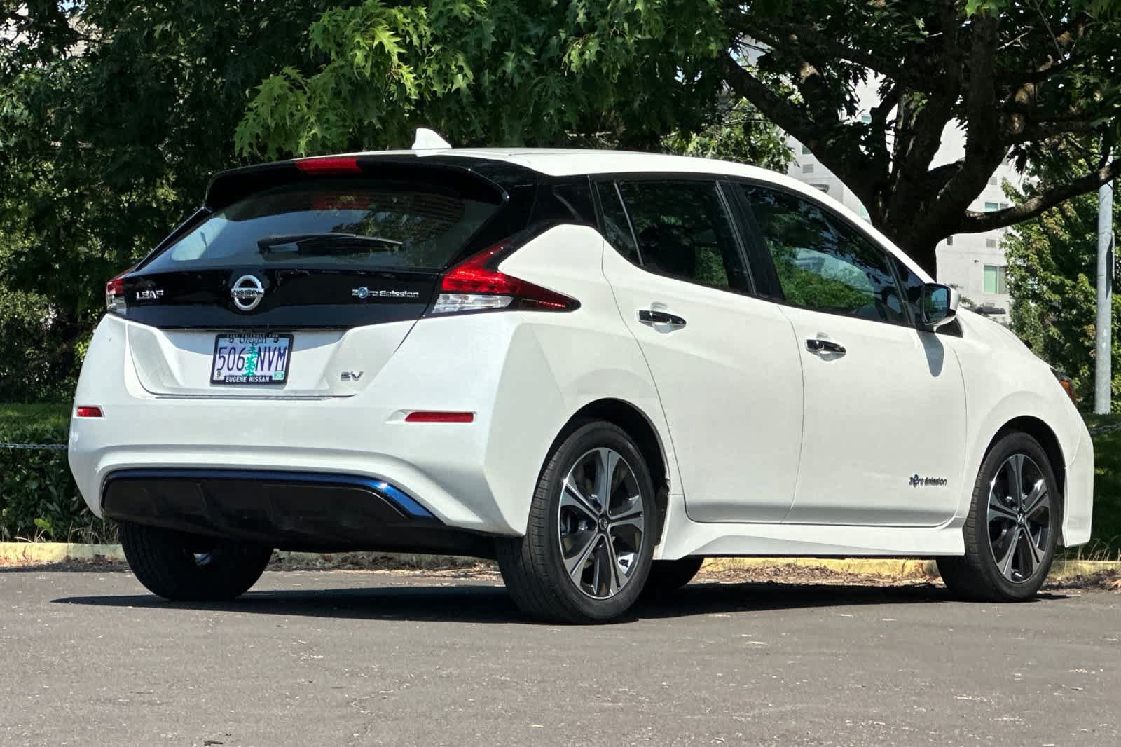 Used 2018 Nissan Leaf SV w/ SV Technology Package FWD image 2