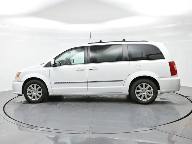 Used 2015 Chrysler Town & Country Touring image 4