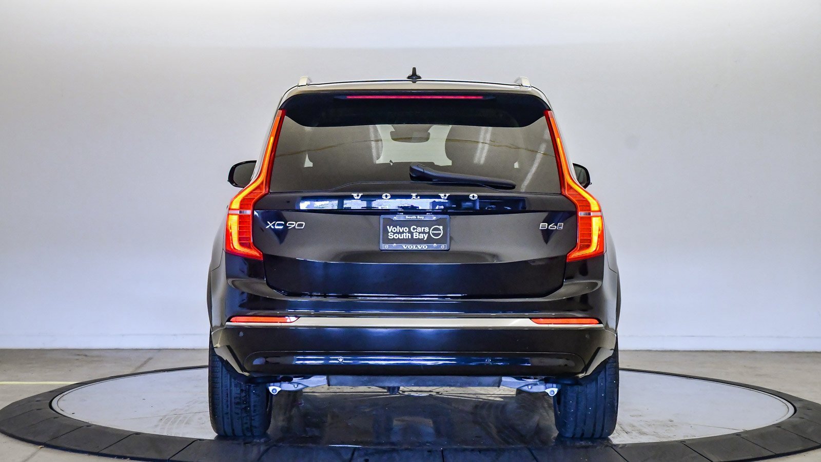 Certified 2025 Volvo XC90 B6 Plus image 3