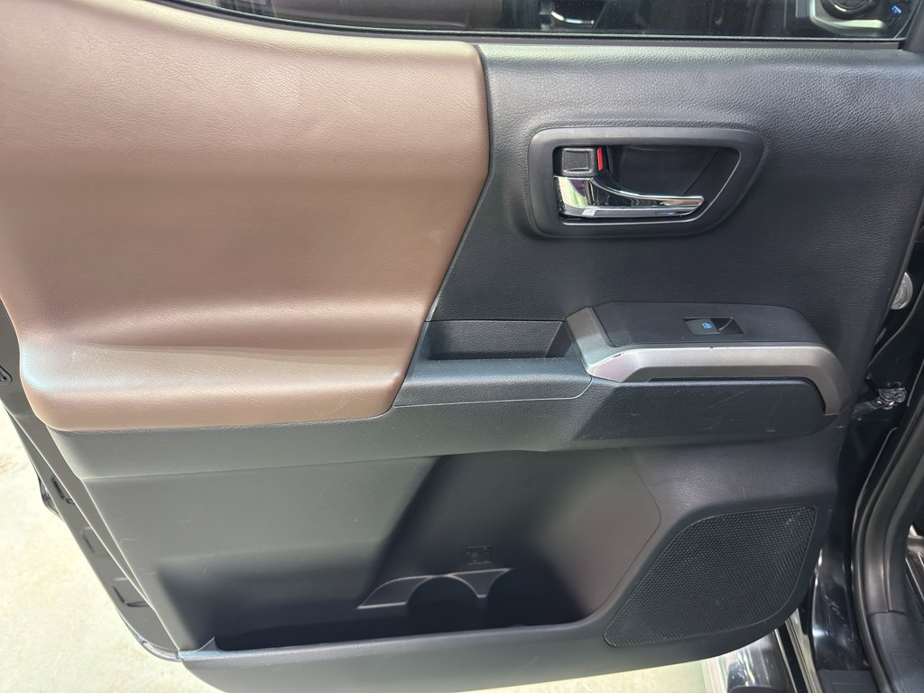 Used 2016 Toyota Tacoma Limited w/ Towing Package image 27