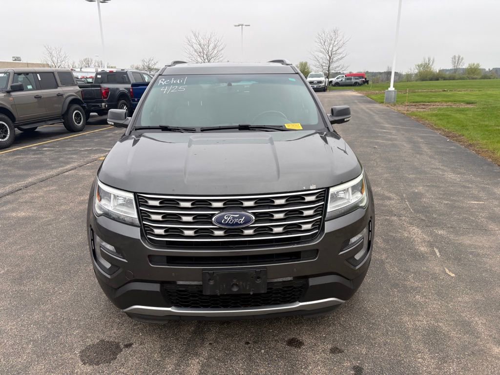Used 2017 Ford Explorer XLT w/ Equipment Group 202A AWD/4WD image 3