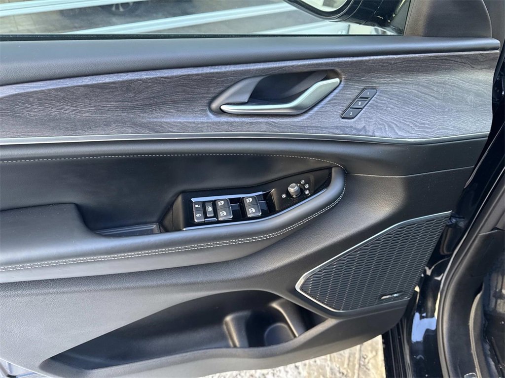 Used 2023 Jeep Grand Cherokee Overland image 17