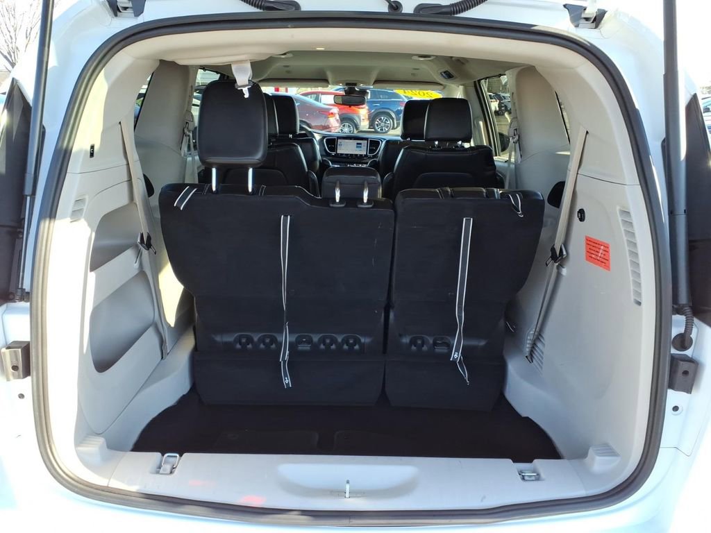 Used 2024 Chrysler Pacifica Touring-L image 12