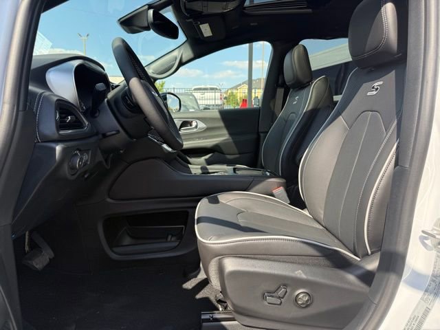 New 2026 Chrysler Pacifica Limited w/ S Appearance Package image 12