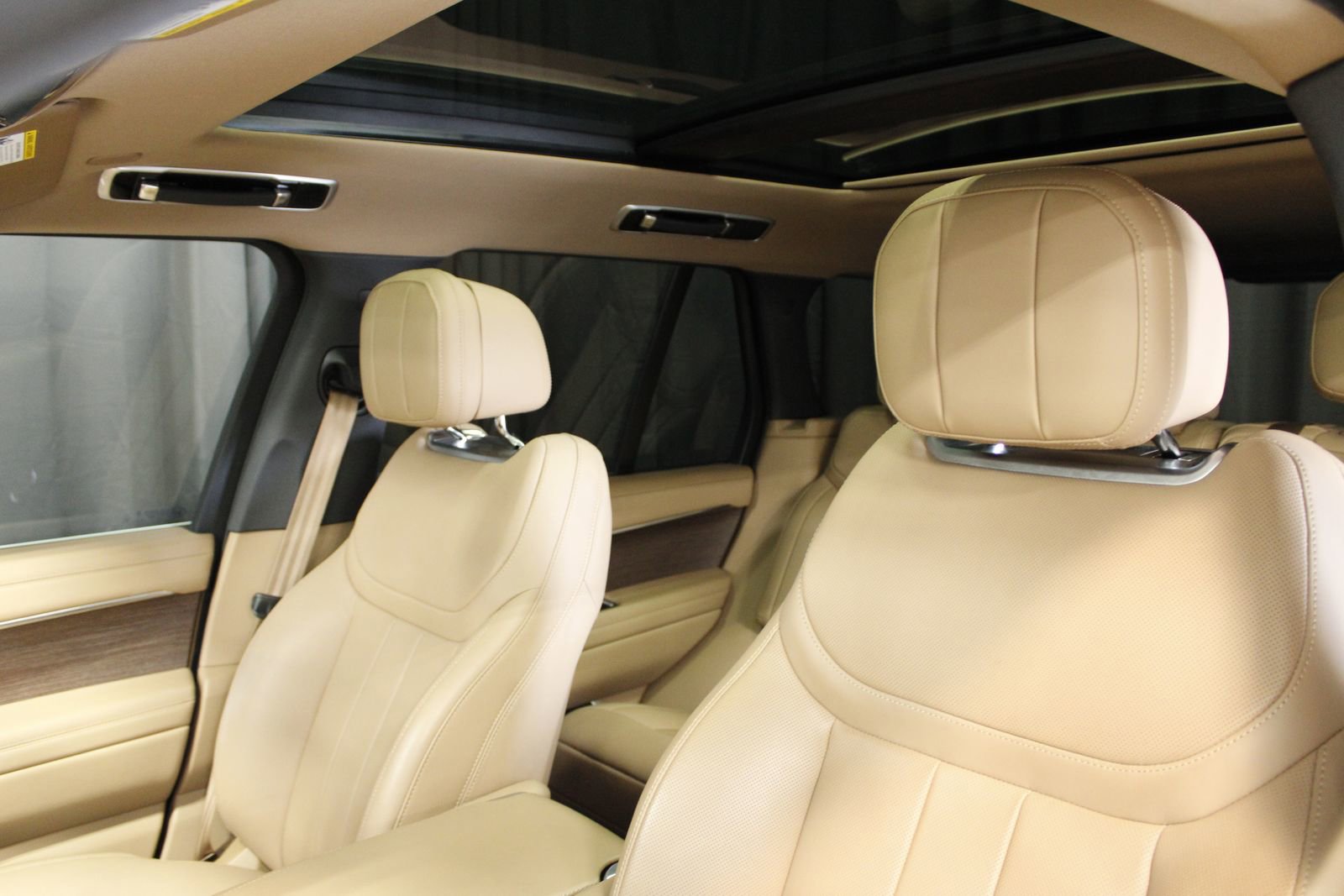 Used 2025 Land Rover Range Rover SE image 5