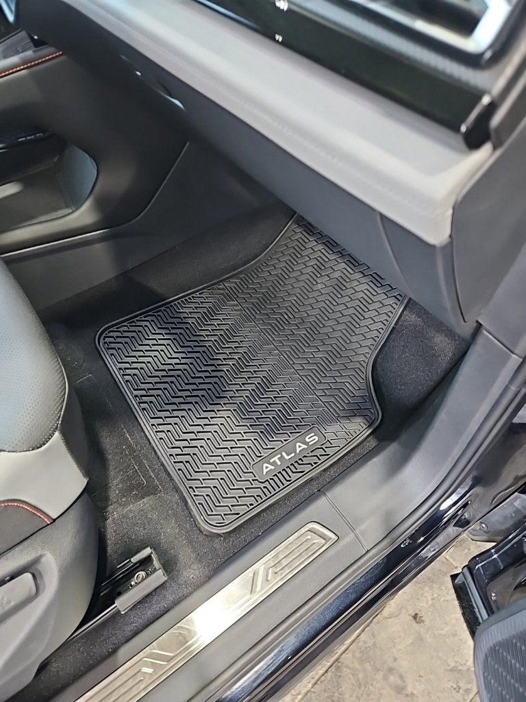 Used 2025 Volkswagen Atlas Peak Edition SE image 14