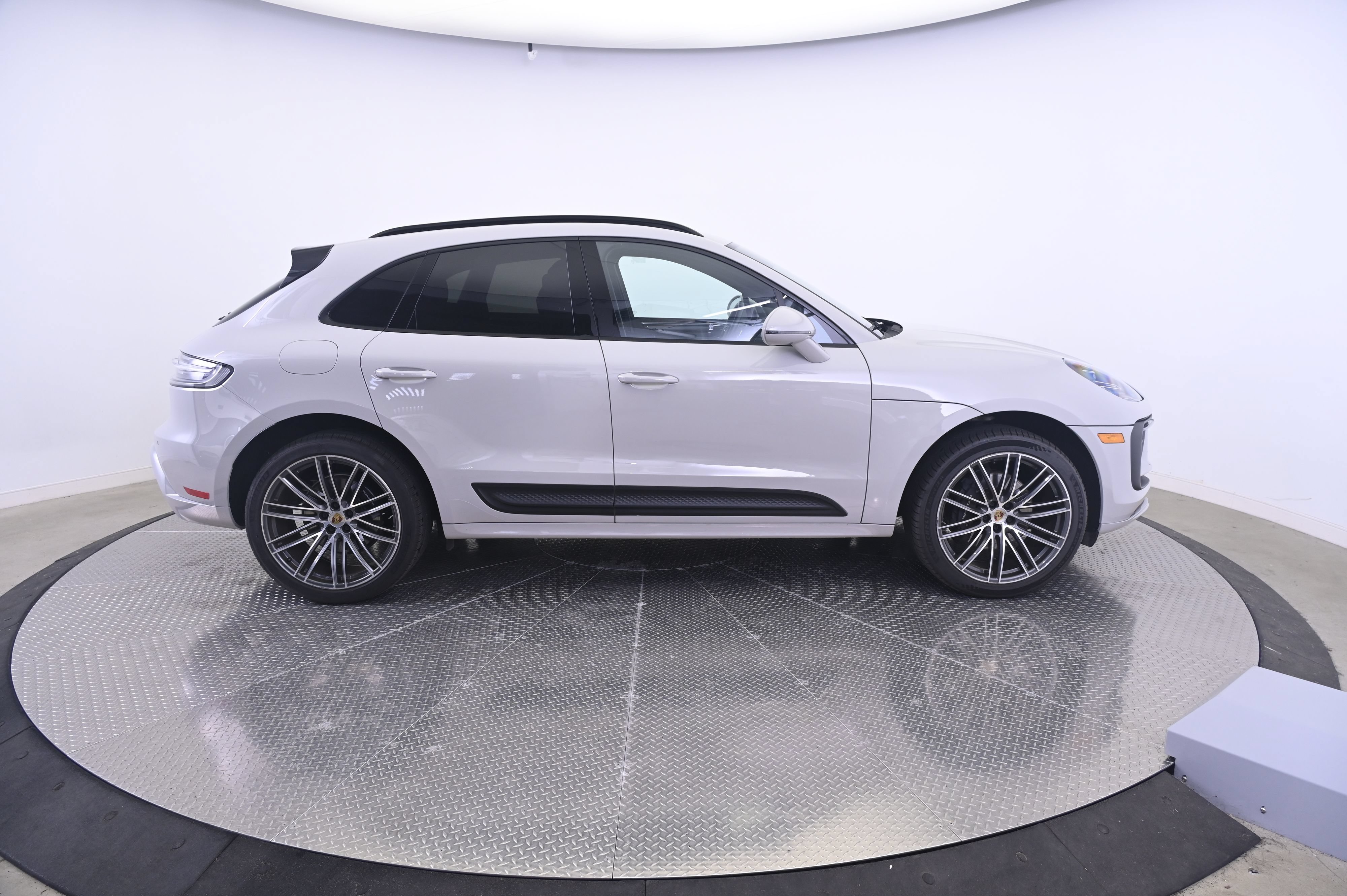 Certified 2023 Porsche Macan AWD/4WD image 8