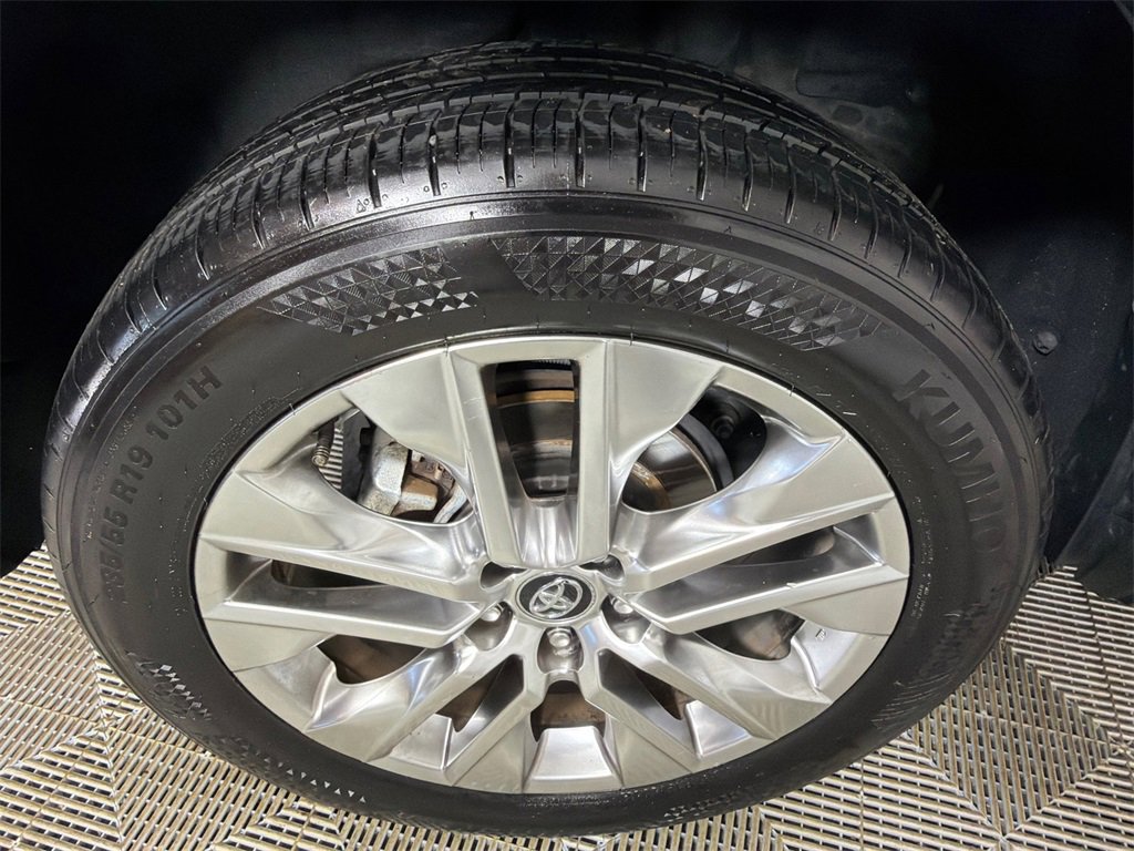 Used 2020 Toyota RAV4 XLE Premium image 18