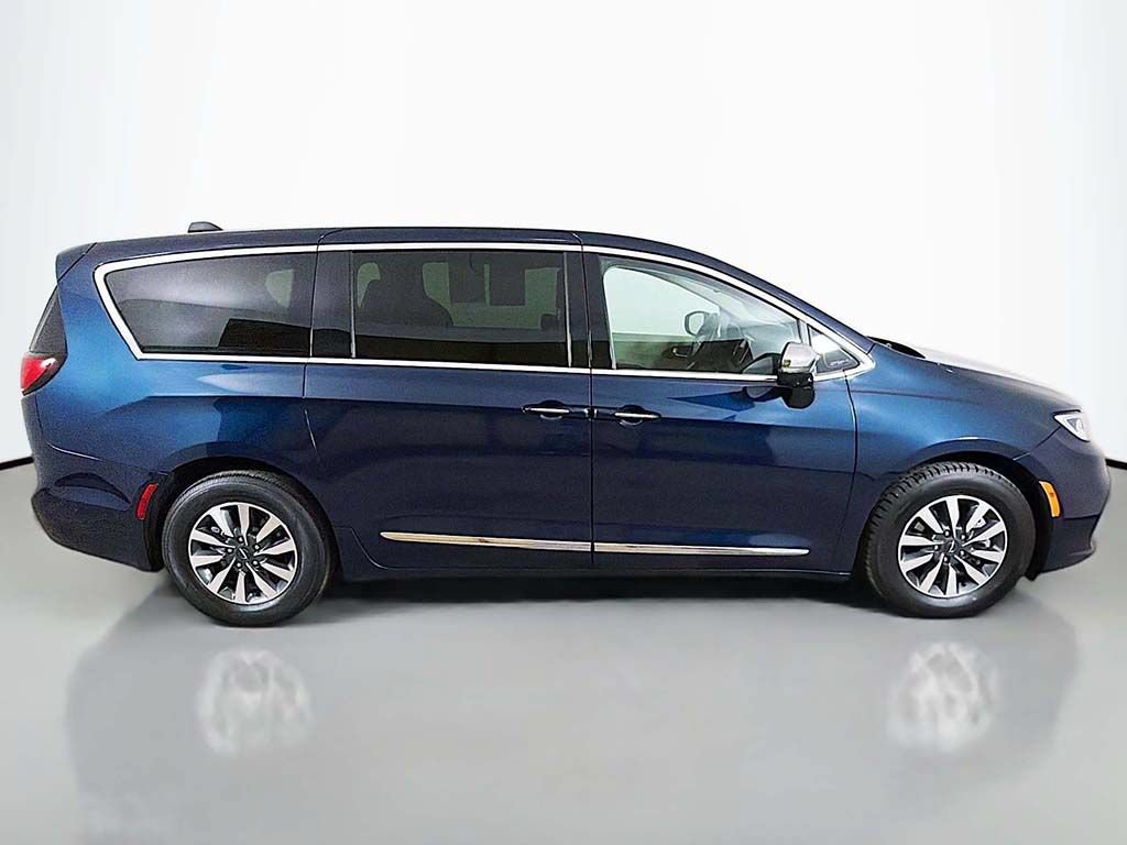 Used 2023 Chrysler Pacifica Limited w/ Uconnect Theater Family Group FWD image 20