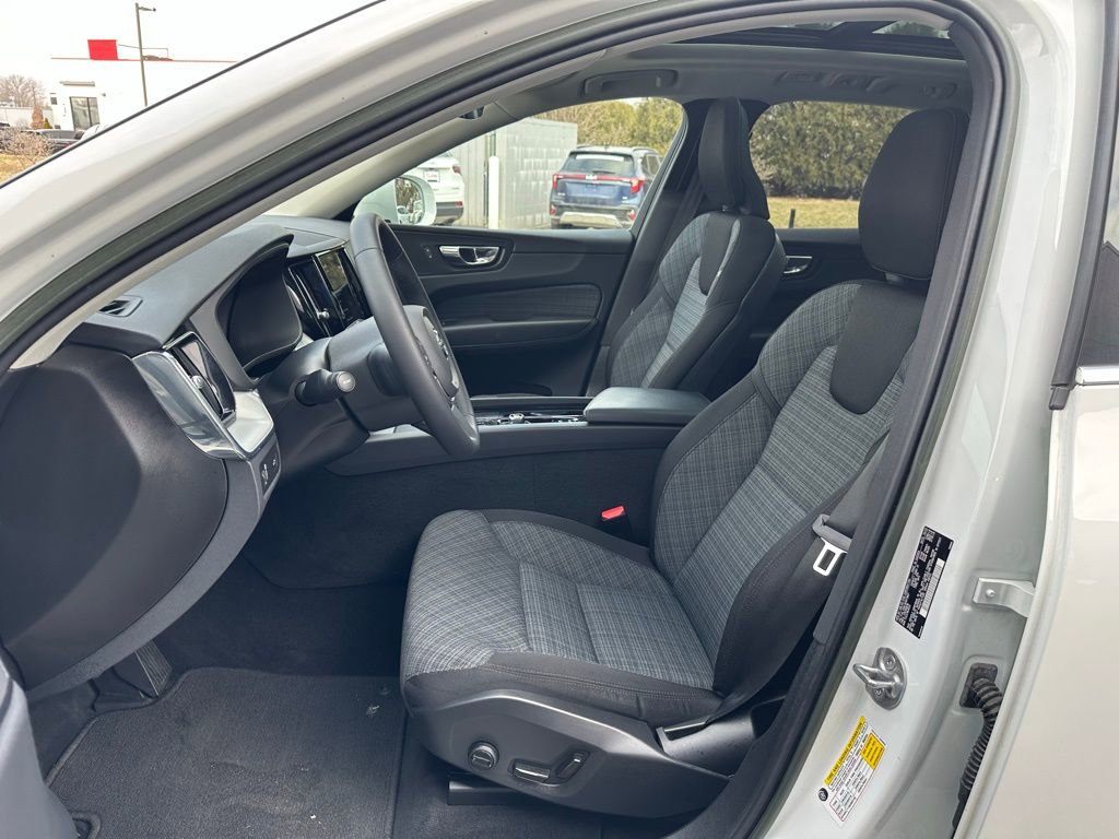 Used 2022 Volvo XC60 B5 Momentum image 13