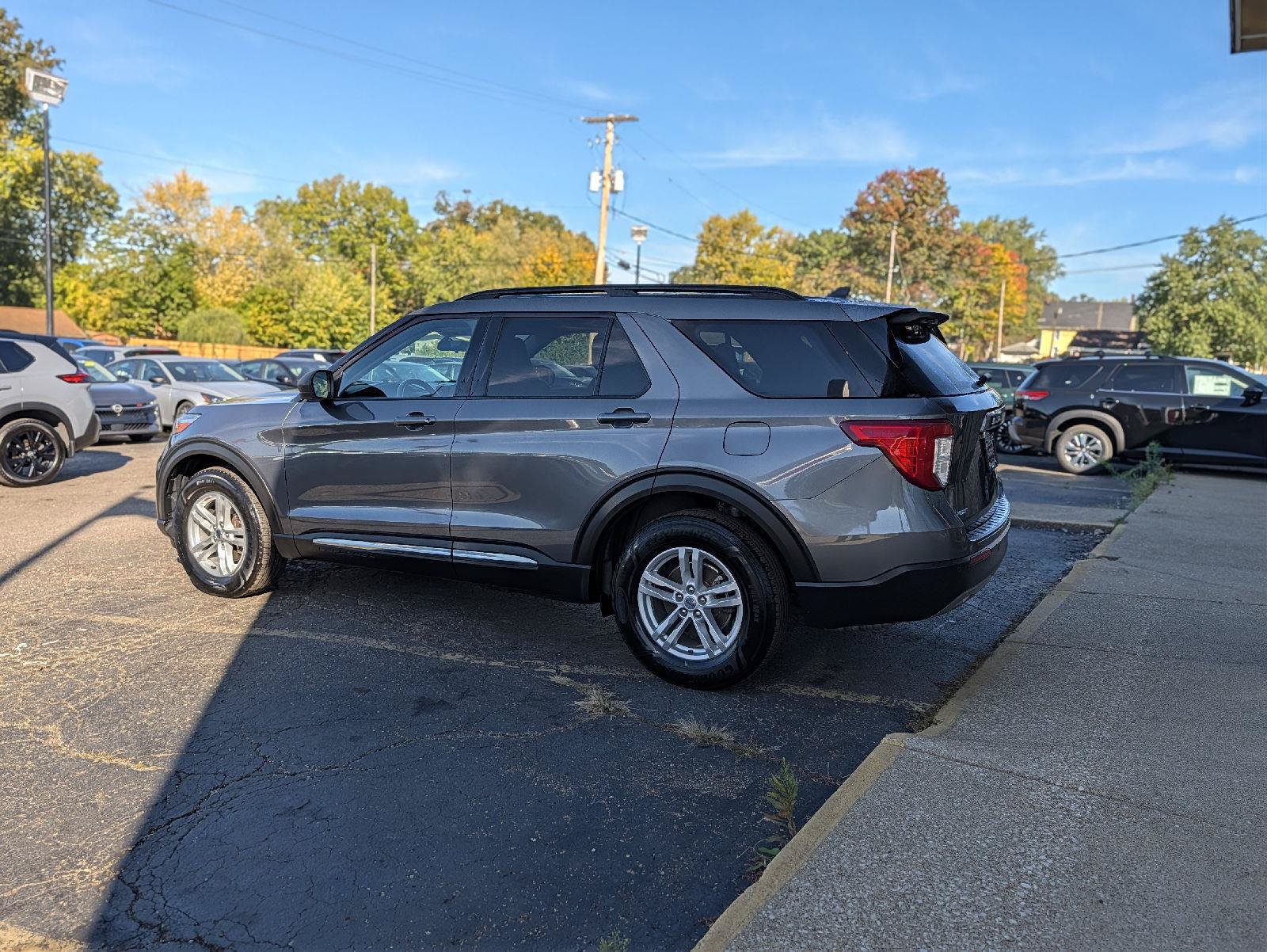 Used 2021 Ford Explorer XLT w/ Equipment Group 202A AWD/4WD image 7