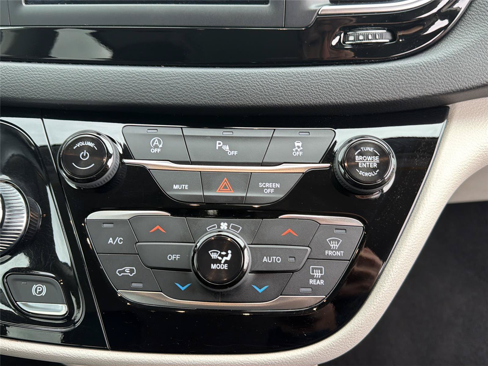 Used 2019 Chrysler Pacifica Touring-L FWD image 17