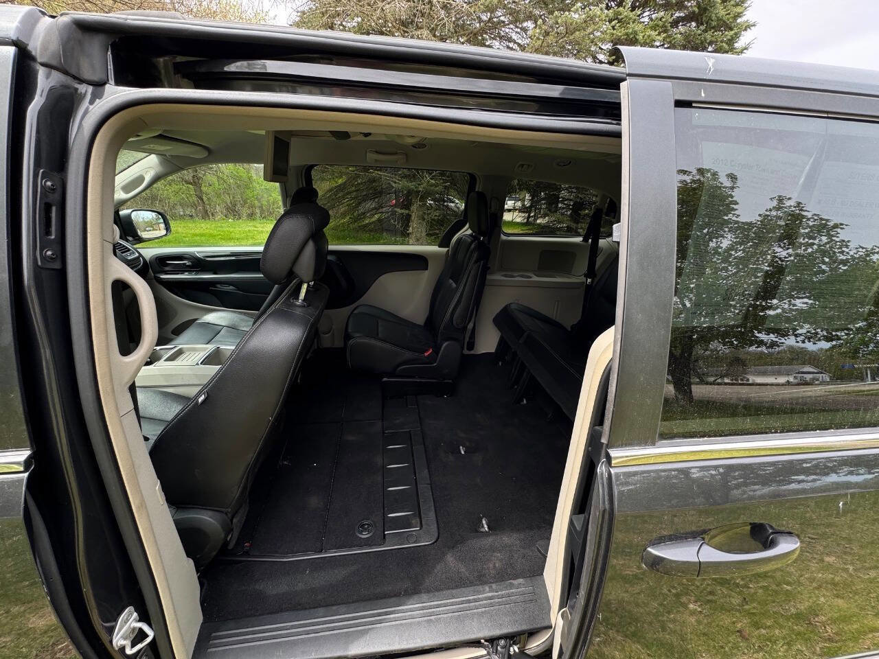 Used 2012 Chrysler Town & Country Touring w/ Entertainment Group #1 FWD image 10