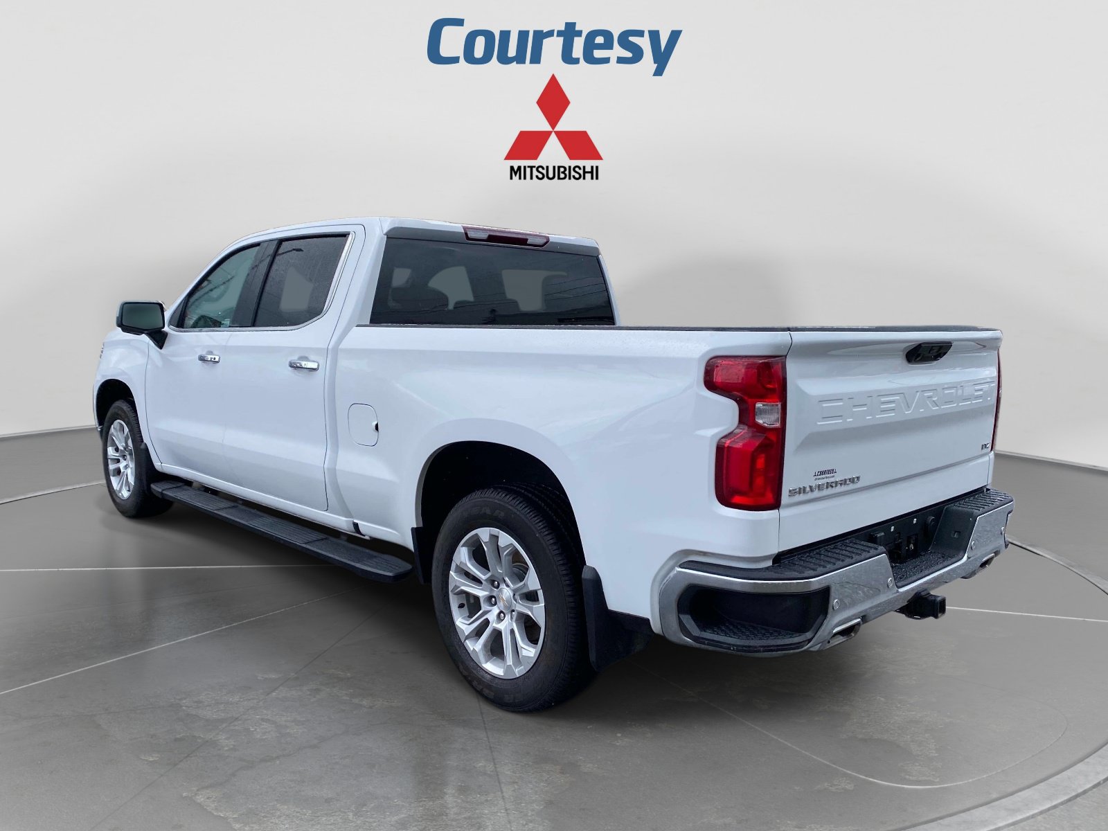 Used 2023 Chevrolet Silverado 1500 LTZ AWD/4WD image 3