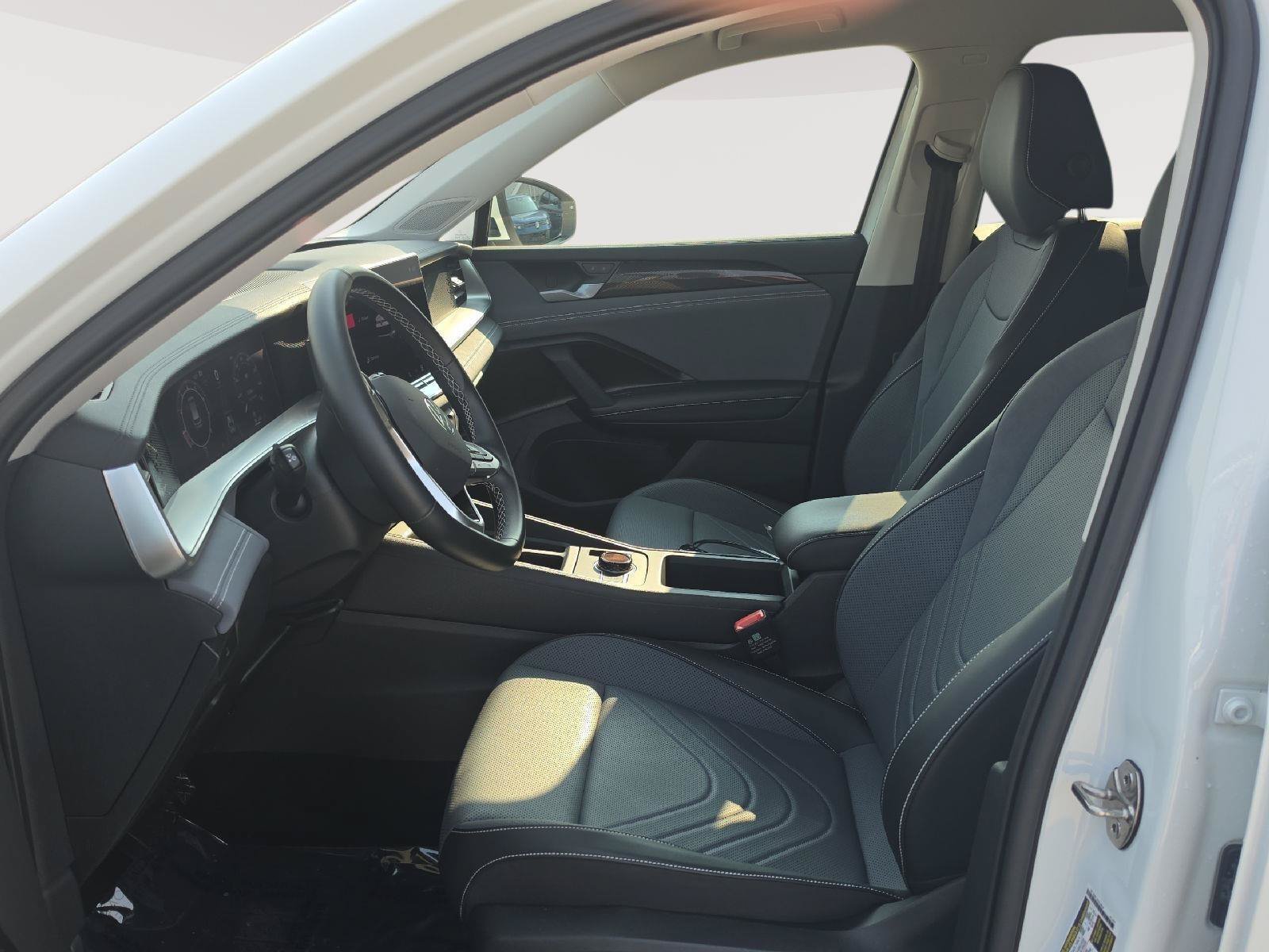 Certified 2025 Volkswagen Tiguan SE AWD/4WD image 4