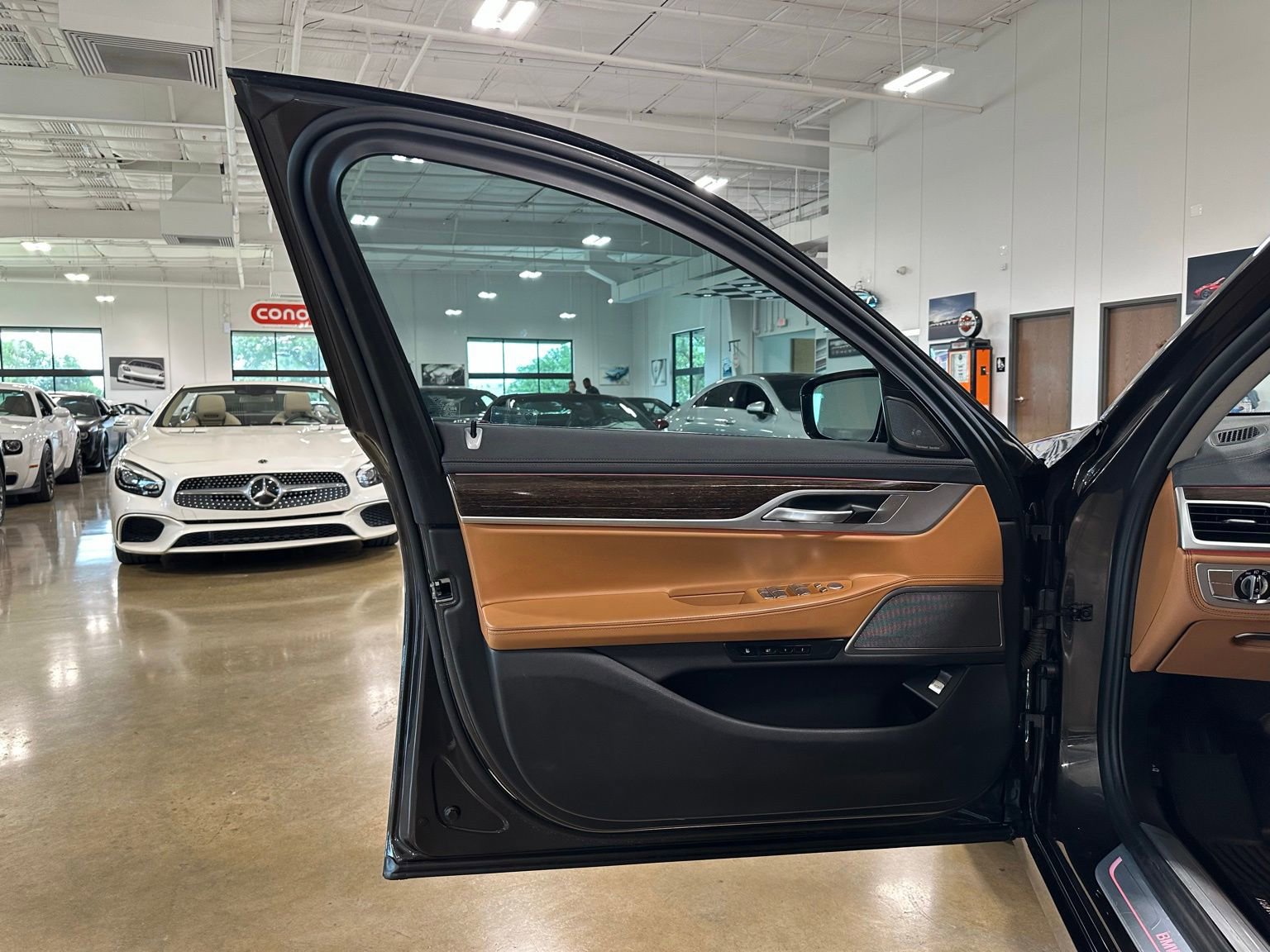 Used 2022 BMW 750i xDrive AWD/4WD image 10