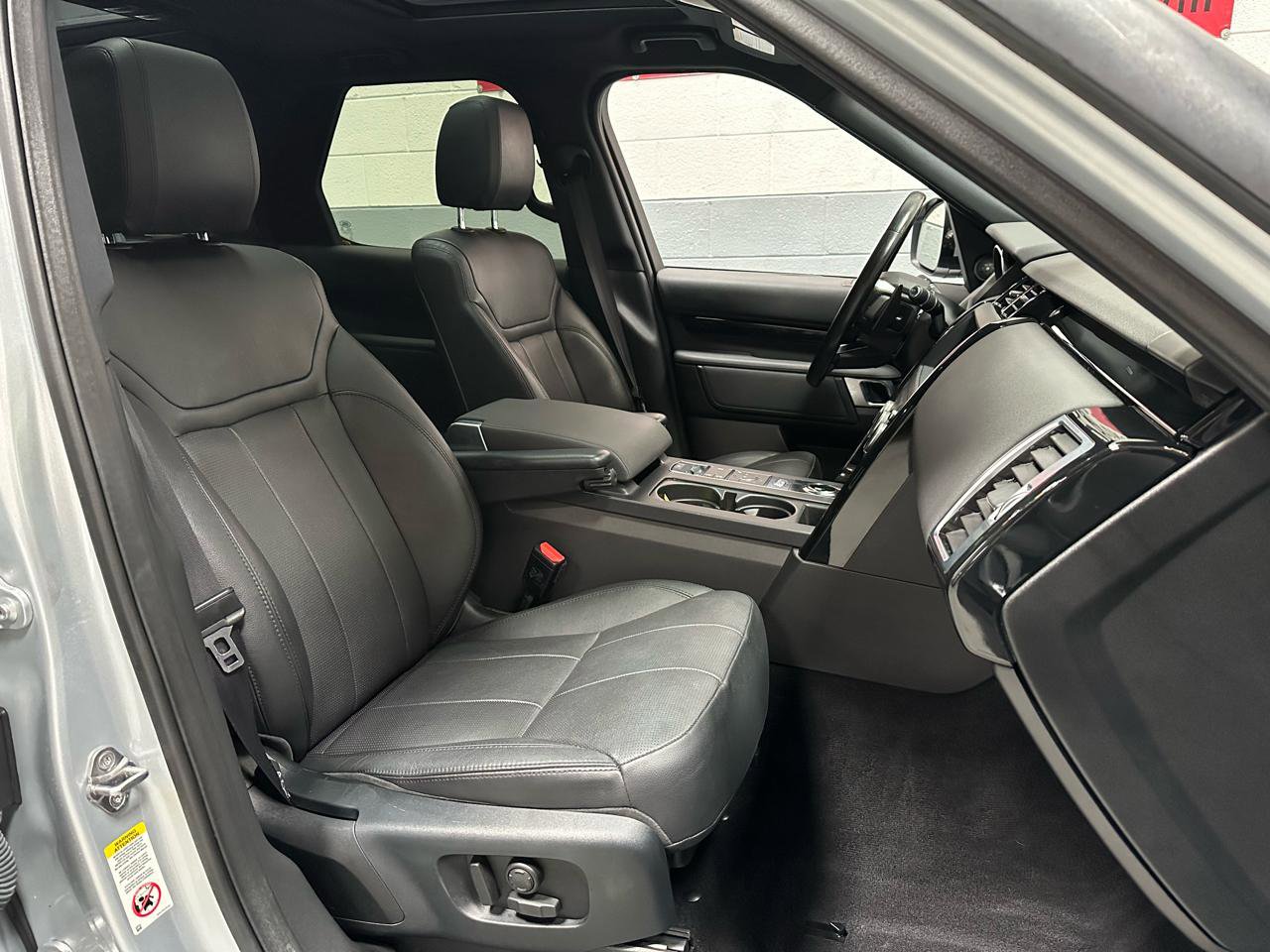 Used 2018 Land Rover Discovery SE AWD/4WD image 9