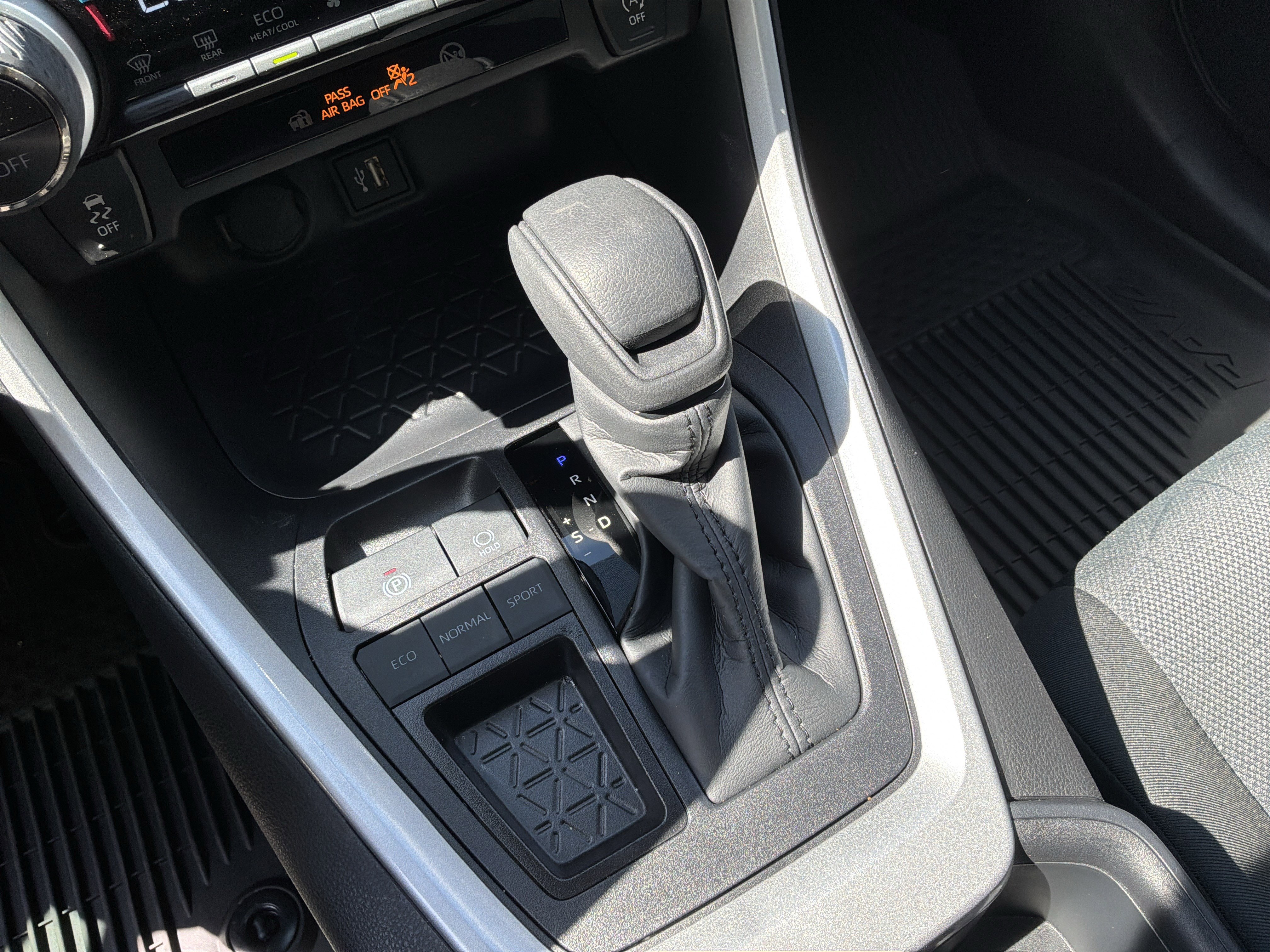 Used 2025 Toyota RAV4 XLE w/ Convenience Package FWD image 26