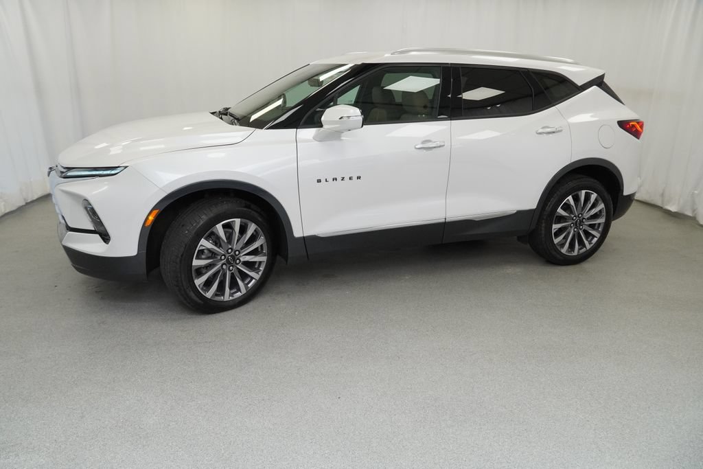 Used 2025 Chevrolet Blazer Premier w/ Driver Confidence II Package AWD/4WD image 4