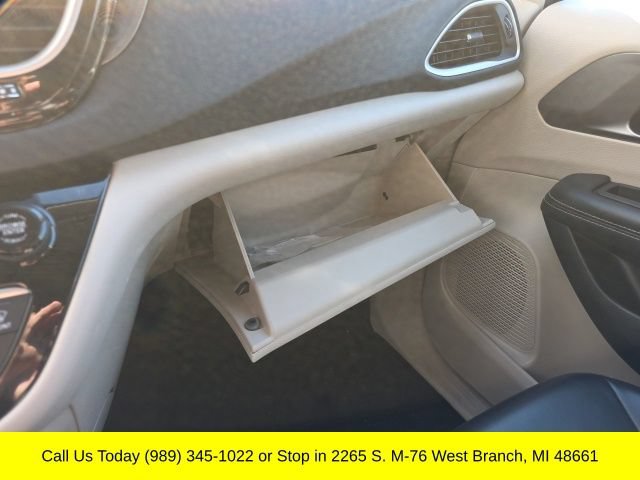 Used 2023 Chrysler Pacifica Touring-L FWD image 31