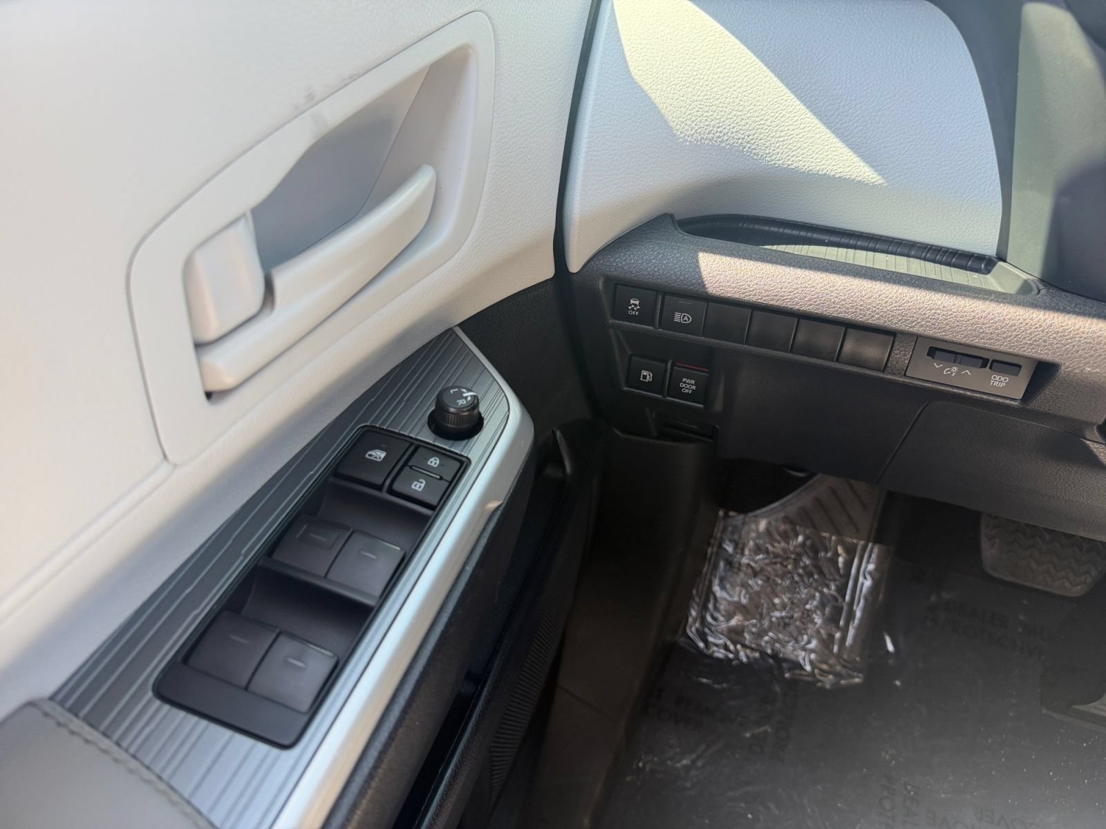 Used 2025 Toyota Sienna LE w/ LE Plus Package FWD image 23