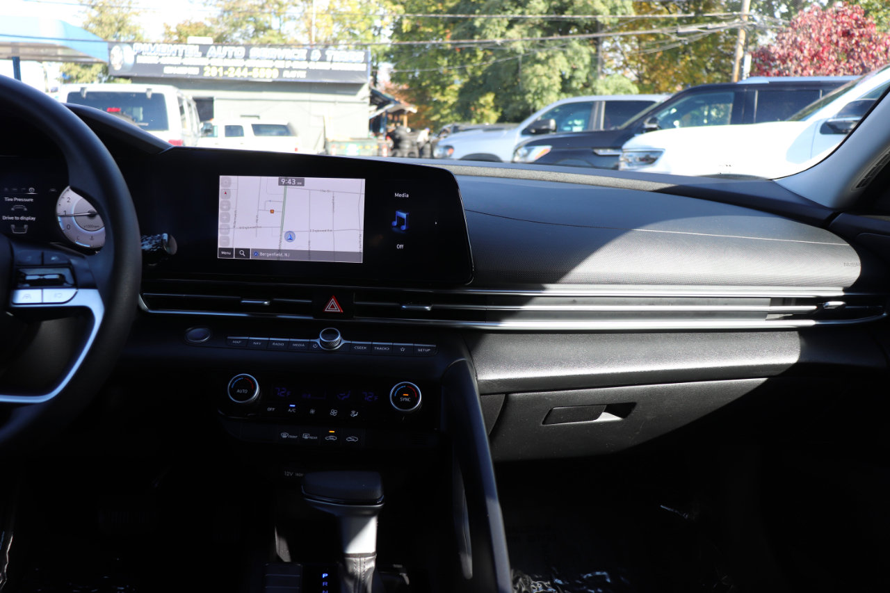 Used 2024 Hyundai Elantra SEL image 18