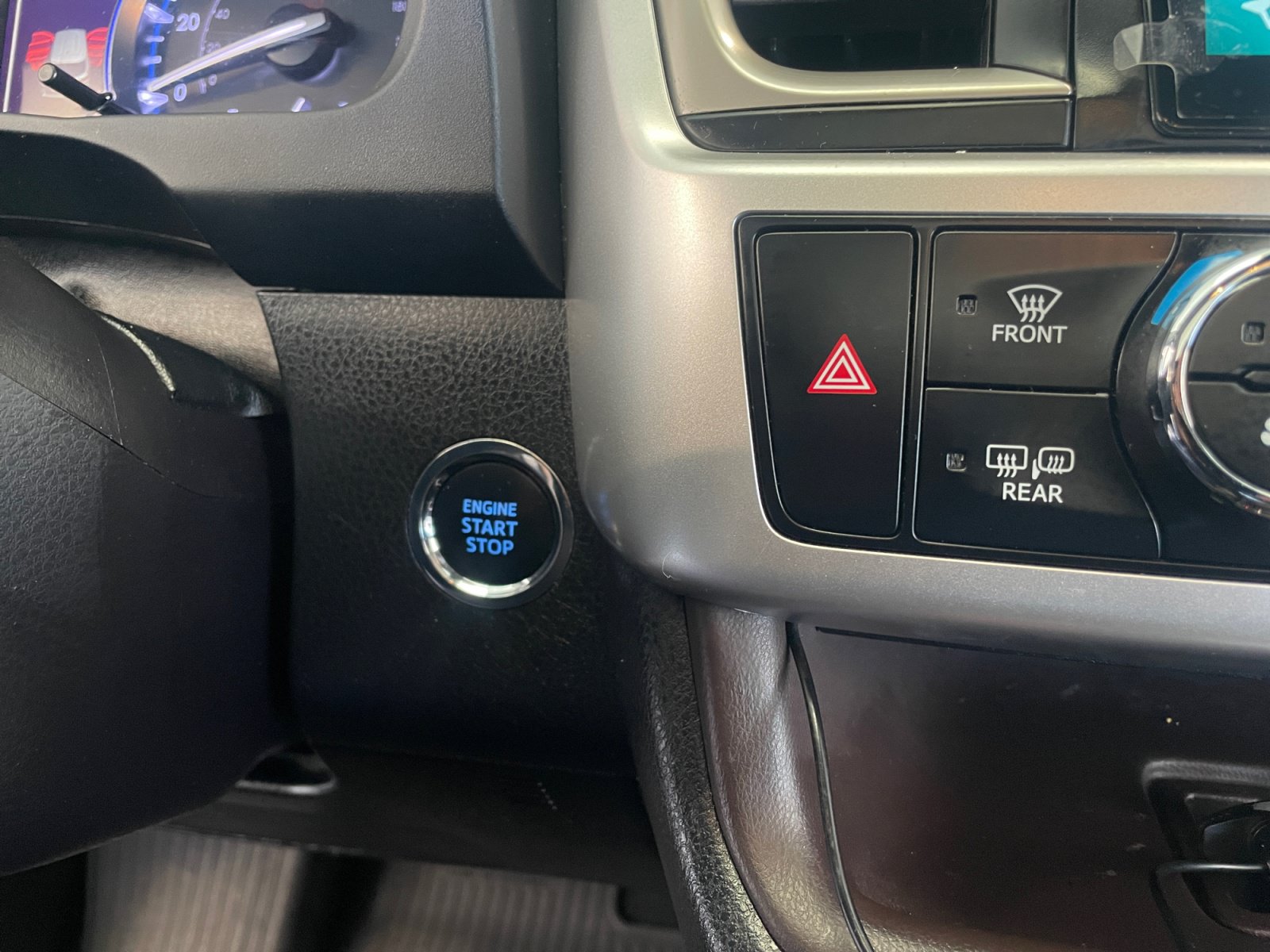 Used 2019 Toyota Highlander XLE FWD image 29